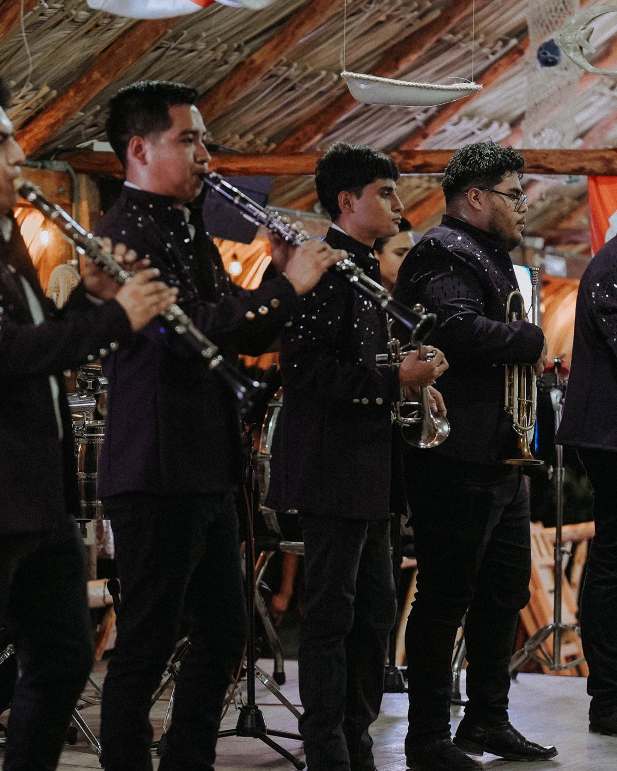 Banda La Oficial en bailes y verbenas