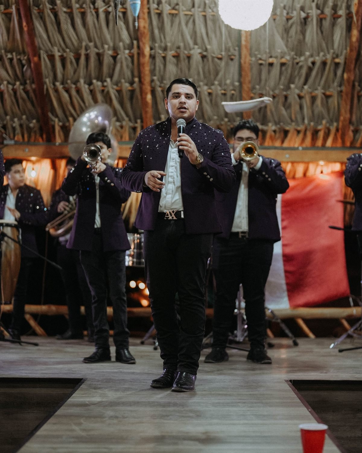 Banda La Oficial completa en una gala