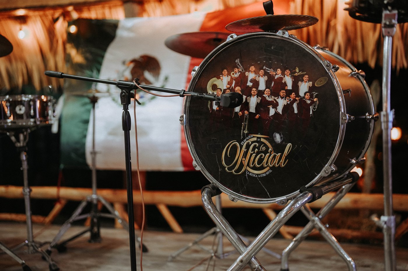 Tambora de Banda La Oficial con el escudo de la banda