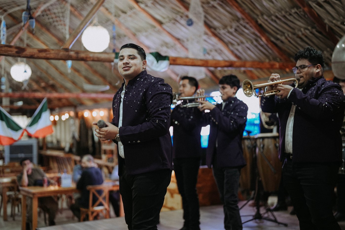 Sección de vientos de Banda La Oficial tocando