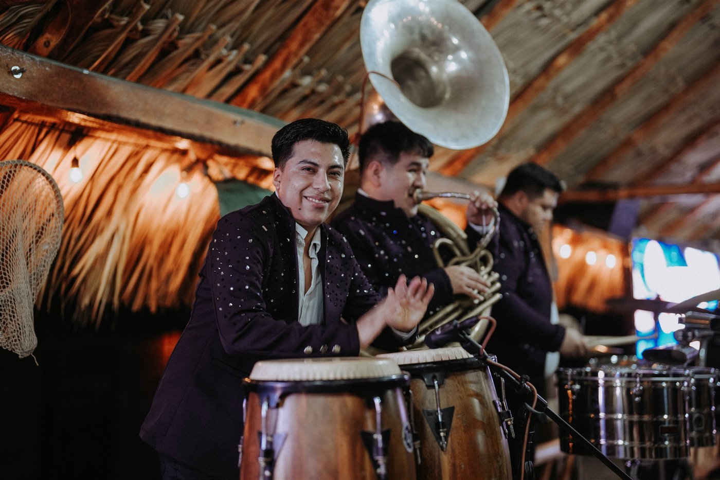 Percusión y tuba de Banda La Oficial