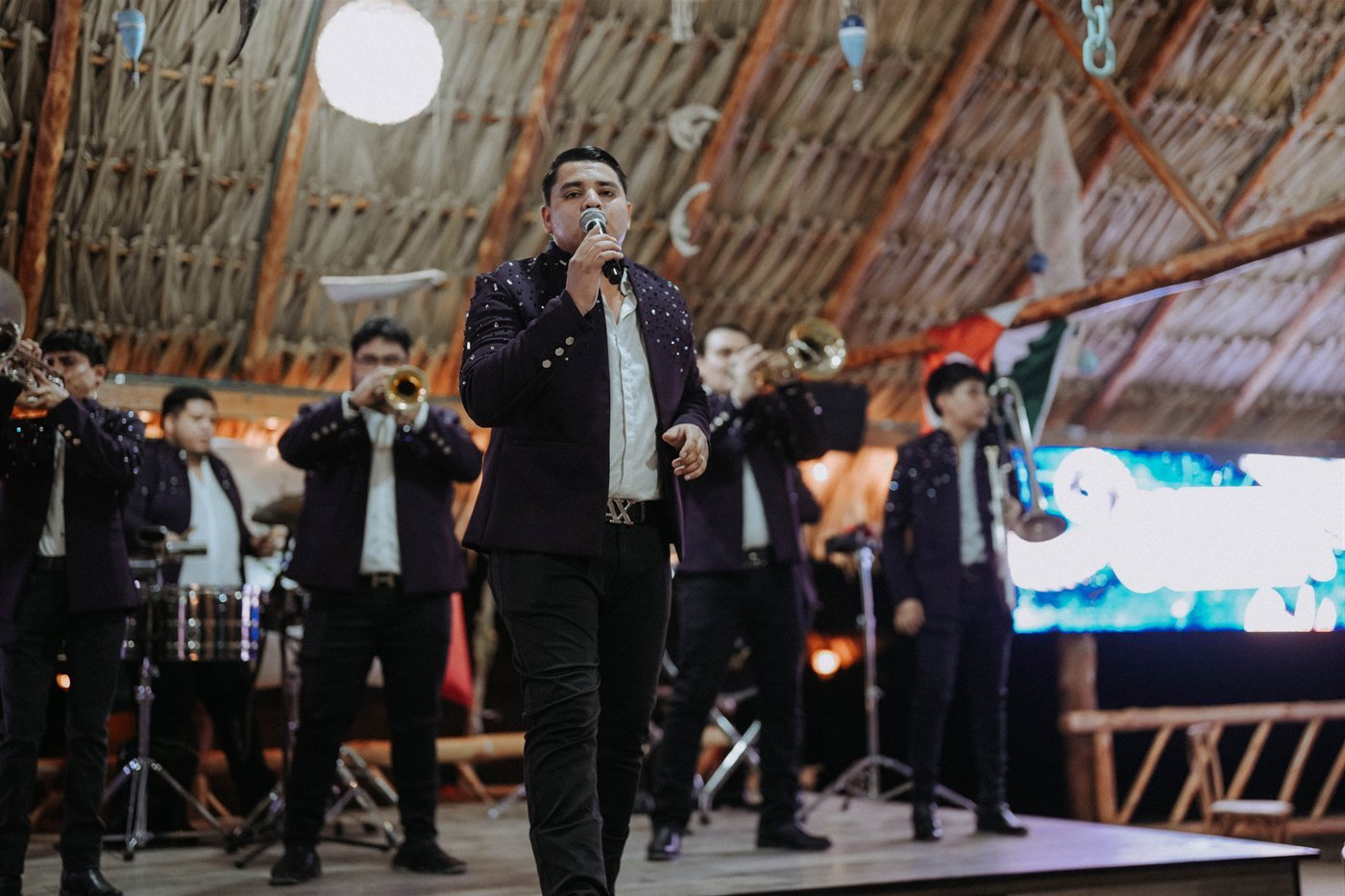 Cantante y banda completa en vivo
