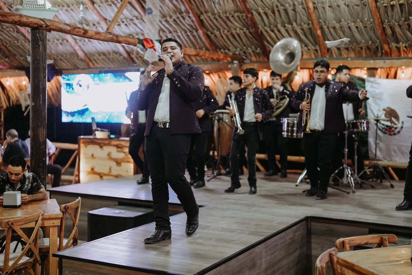 Cantante de Banda La Oficial en la pasarela
