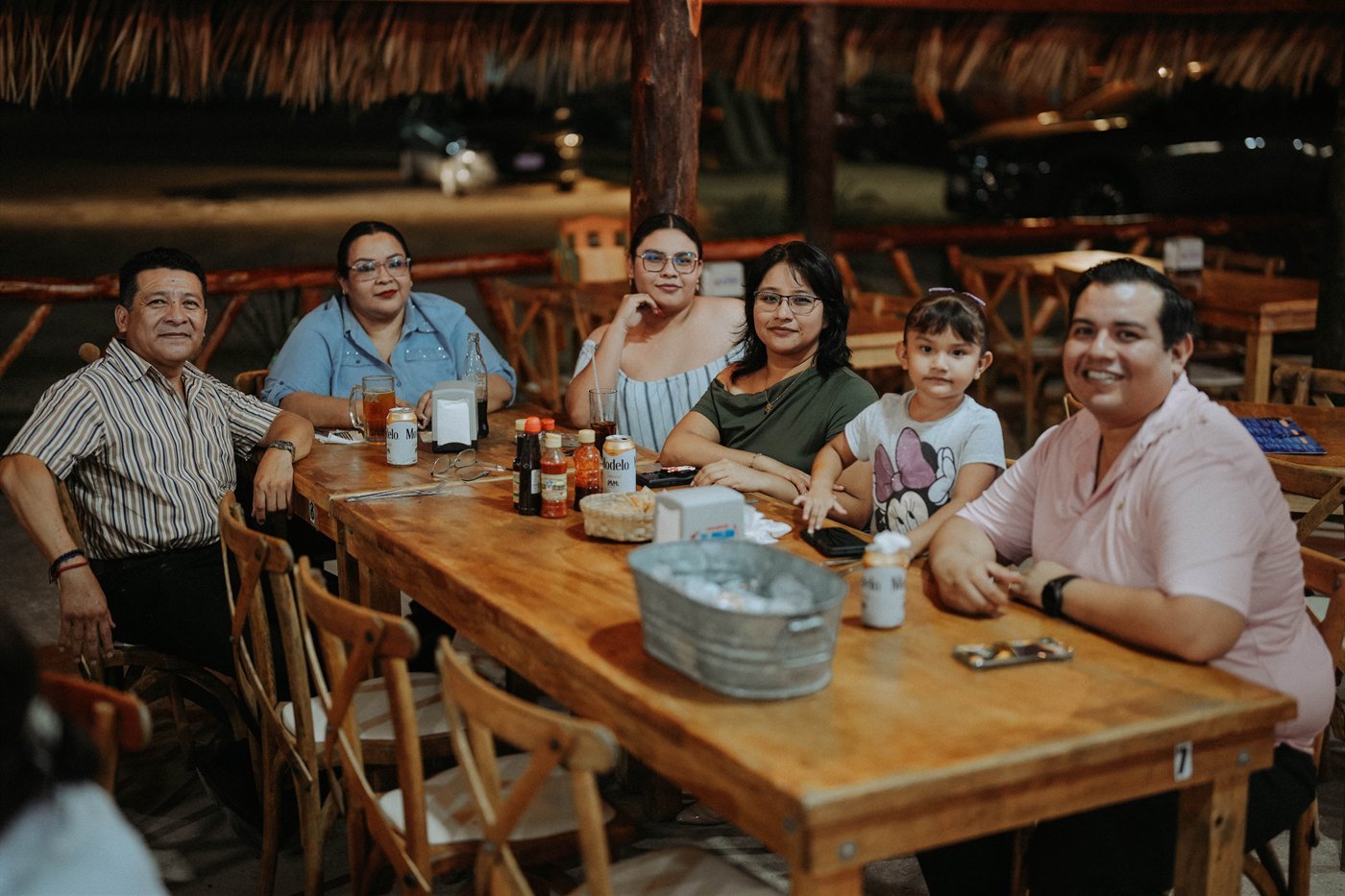 Mesa de invitados en una noche de Banda La Oficial