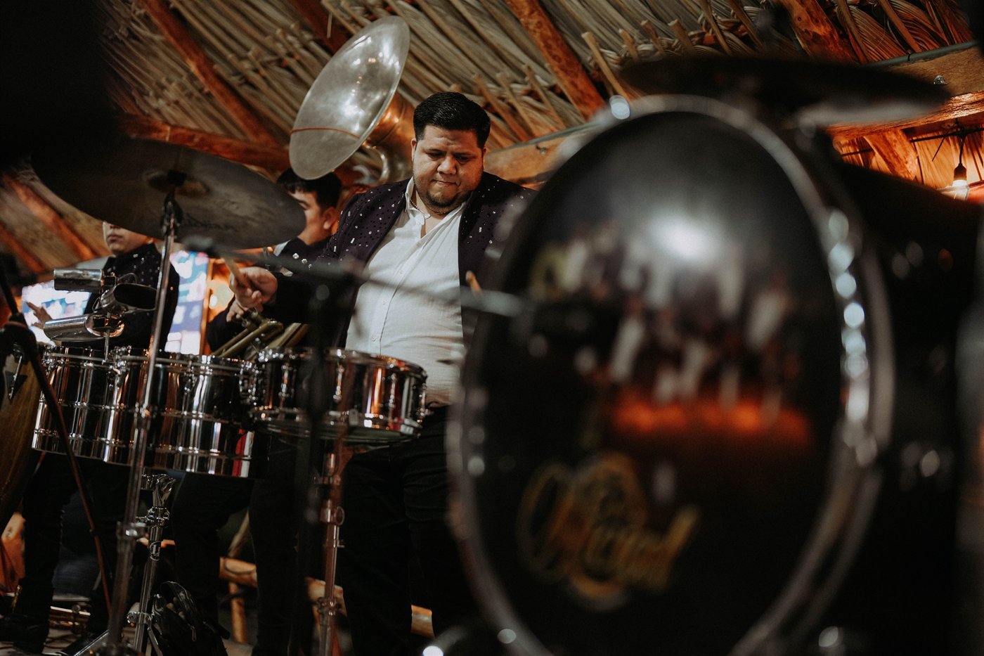 Tambora de Banda La Oficial en primer plano