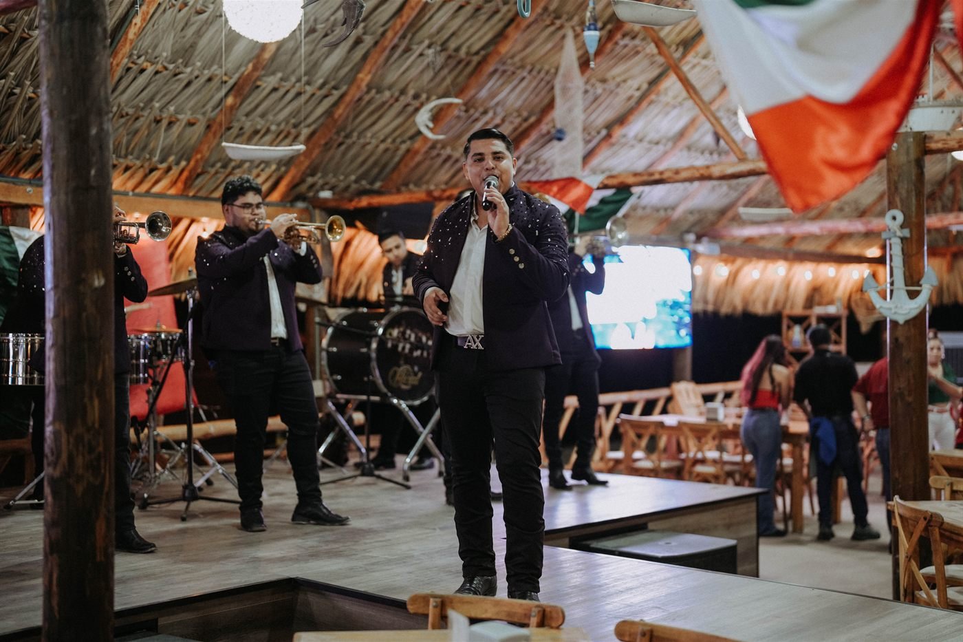 El público en una noche de Banda La Oficial