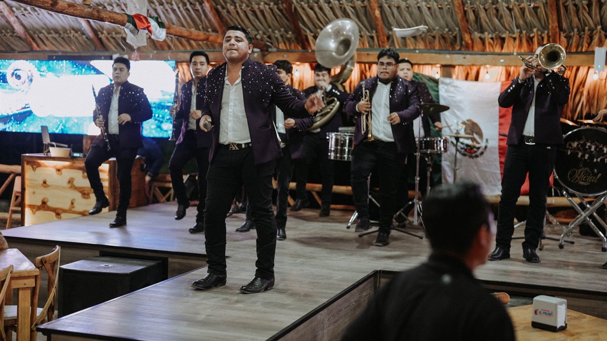 Escenario completo con luces y pantallas de Banda La Oficial
