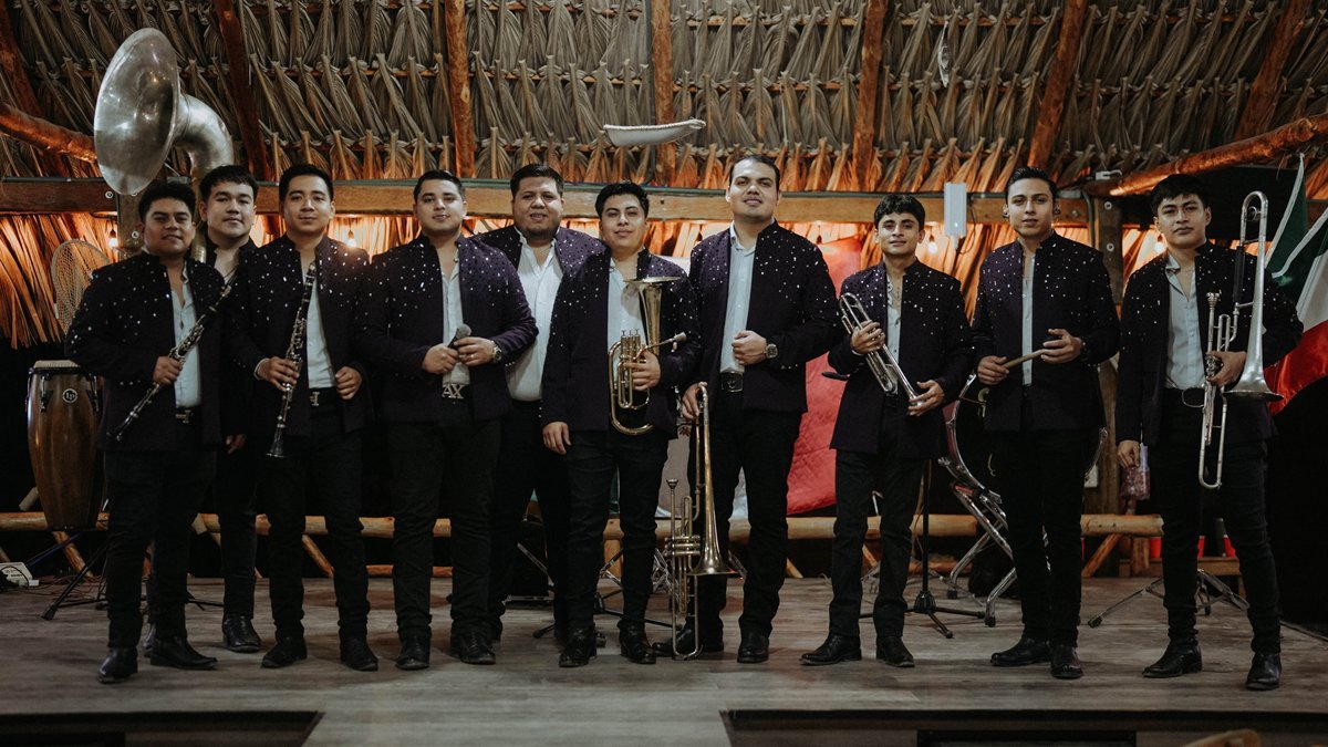 Banda La Oficial tocando sin equipo adicional