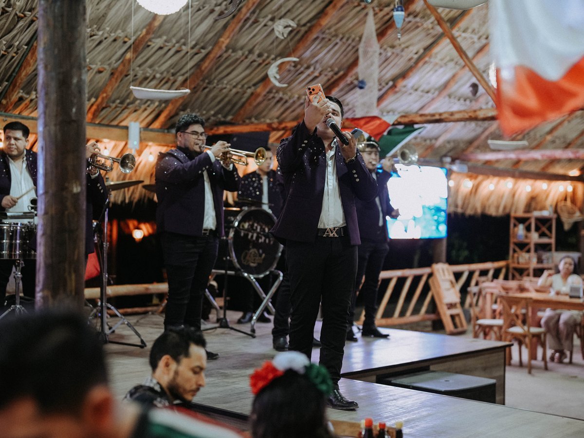 Banda La Oficial tocando en Mariscos El Pelón Sinaloense