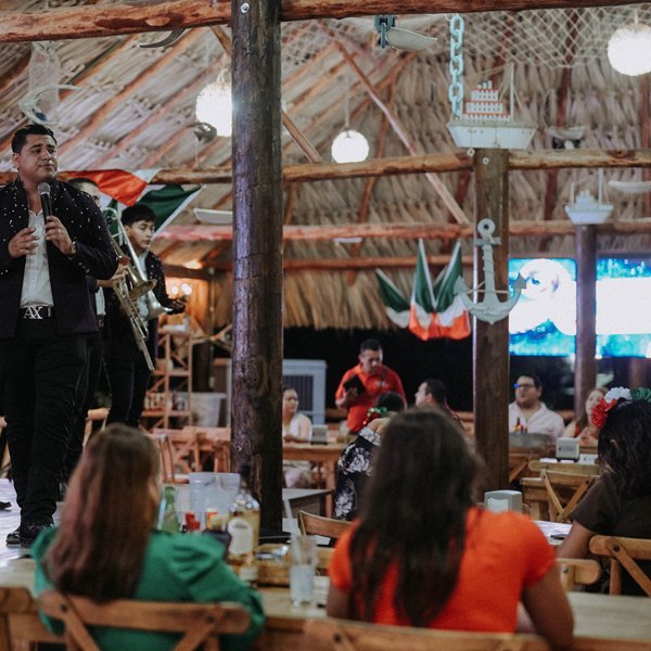 Salón de Mariscos El Pelón Sinaloense en una noche de show